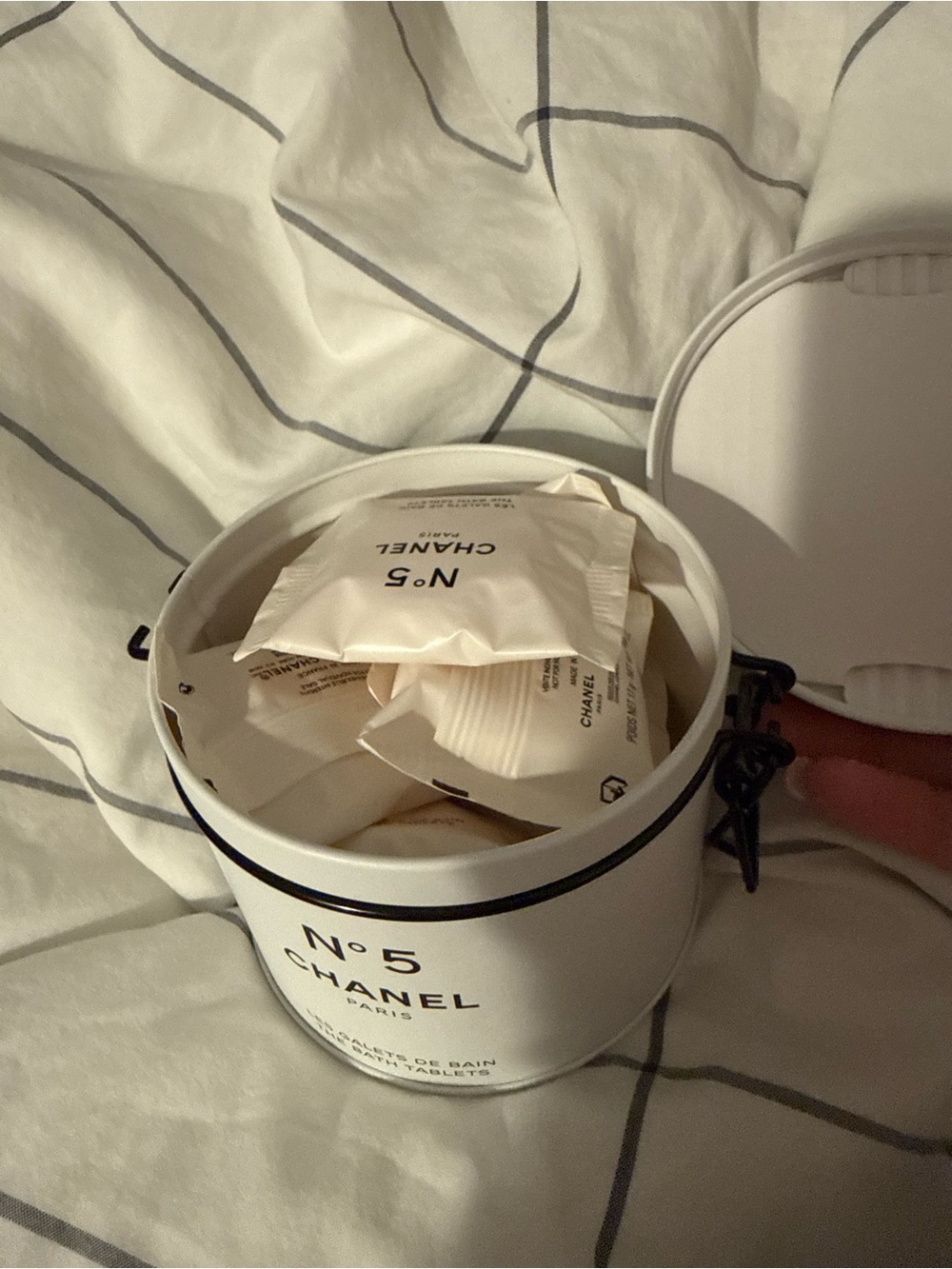 CHANEL N°5 White Bath Tablets Tin - Picture 4 of 4